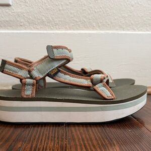 Women’s Platform Tevas